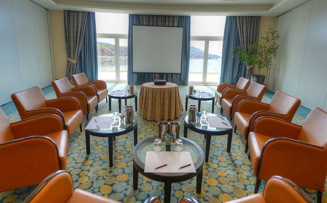 Besprechungsraum im Radisson Blu Resort & Spa, Malta Golden Sands mit Konferenztisch, Projektor und Blick aufs Meer.