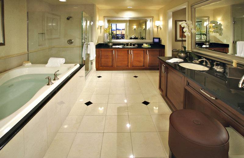 Luxuriöses Badezimmer im The Signature at MGM Grand mit Badewanne, Dusche, Waschbecken und Spiegeln.