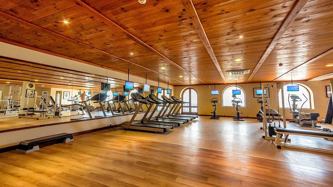Fitness-Center im Kempinski Hotel San Lawrenz Malta mit Laufbändern und anderen Geräten.