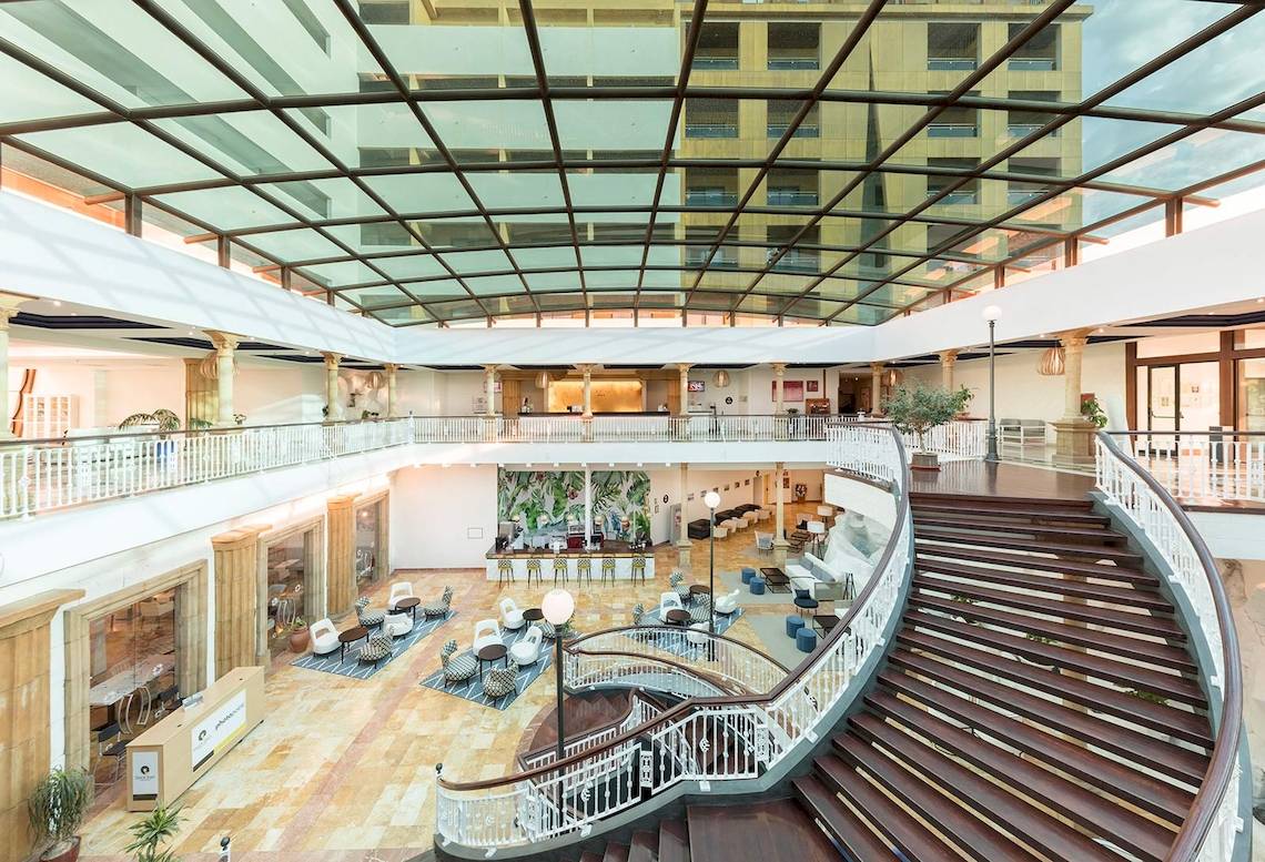 Innenansicht der Lobby des Be Live Experience La Nina Hotels mit Marmorboden und Glasdach.