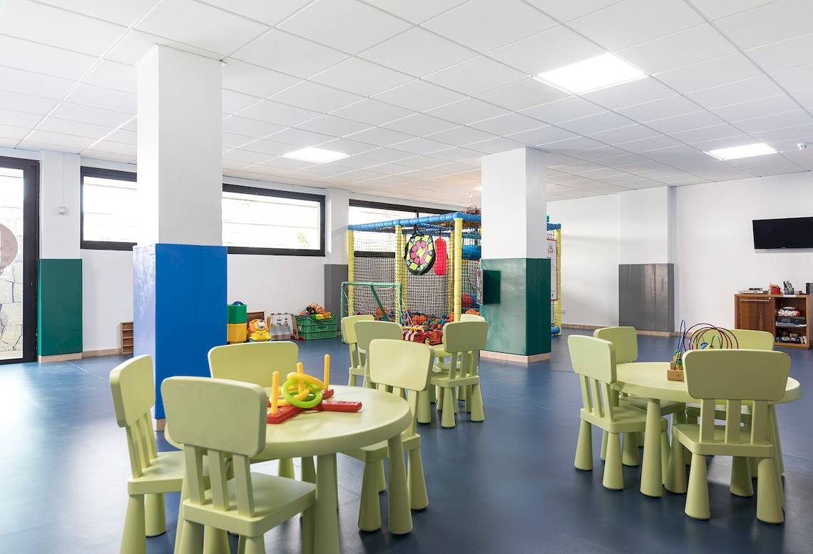 Kinderspielbereich im Be Live Experience La Nina Hotel mit grünen Tischen und Stühlen.
