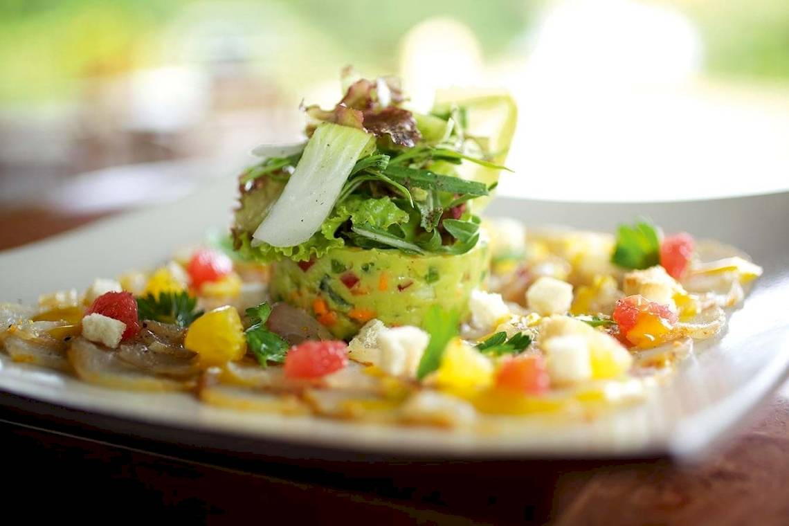 Gemüseplatte mit Salat und Früchten auf dem Hotelteller von Constance Belle Mare Plage