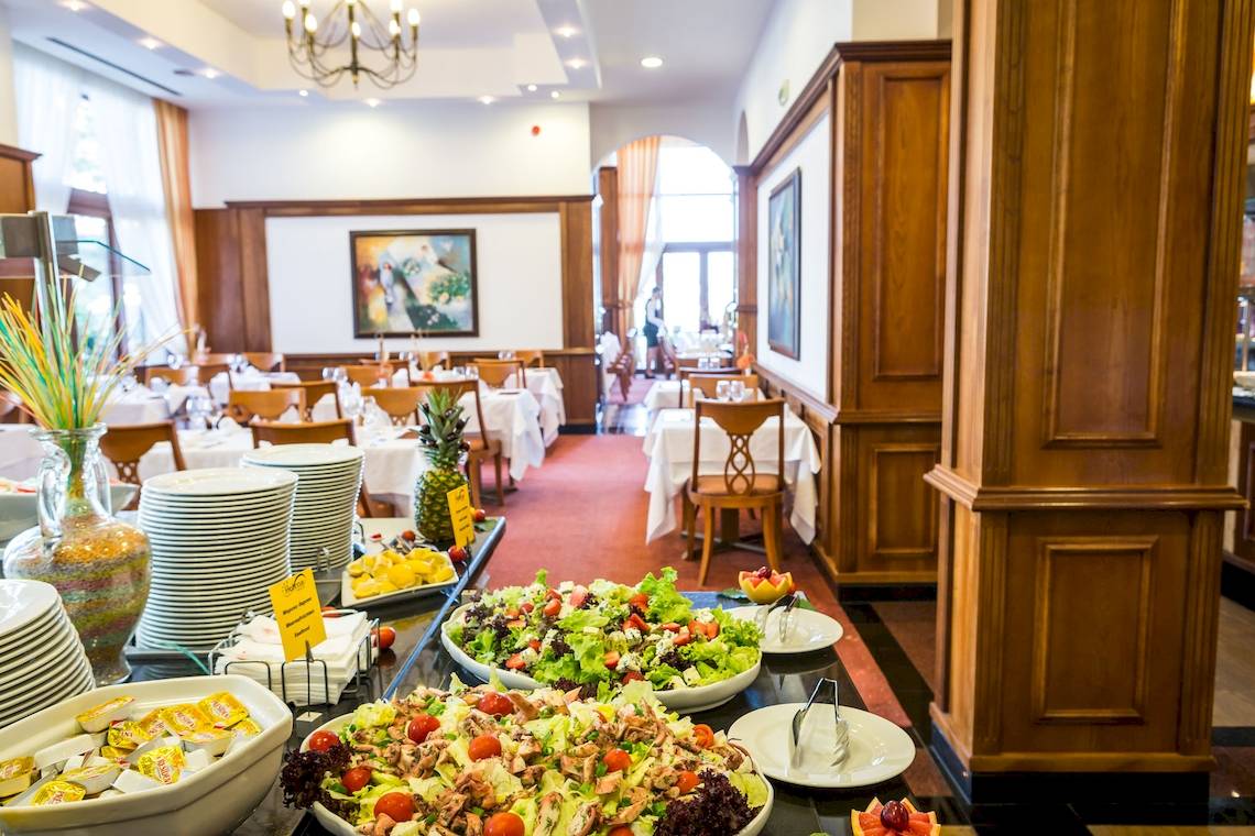 Buffetbereich im Restaurant des Helena Sands Hotels mit verschiedenen Salaten und Vorspeisen.
