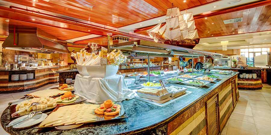 Das Restaurant des SBH Costa Calma Beach Resort mit einer Auswahl an Speisen auf der Theke.
