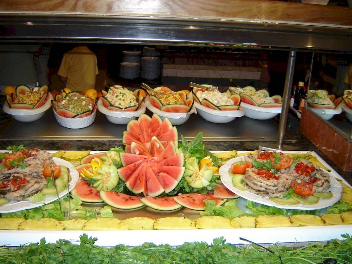Buffettisch im SBH Hotel Costa Calma Palace mit verschiedenen Speisen und Früchten.