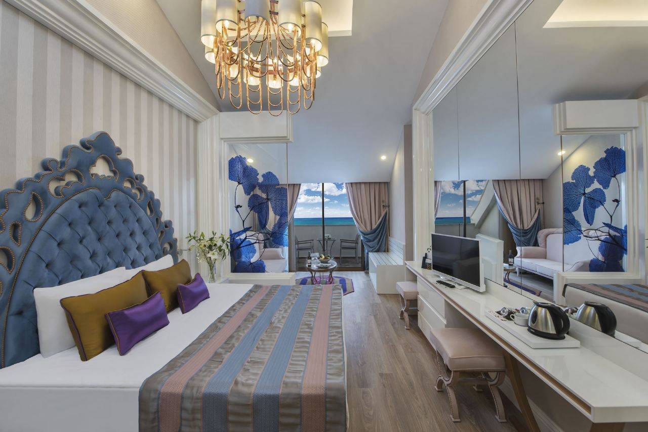 Luxuriöses Zimmer im Delphin BE Grand Resort mit Blick auf das Meer, eleganter Einrichtung und modernem Komfort.