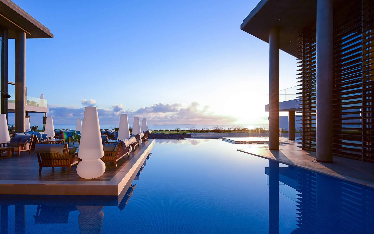 Ein Swimmingpool am Abend im Nana Princess Suites, Villas & Spa.