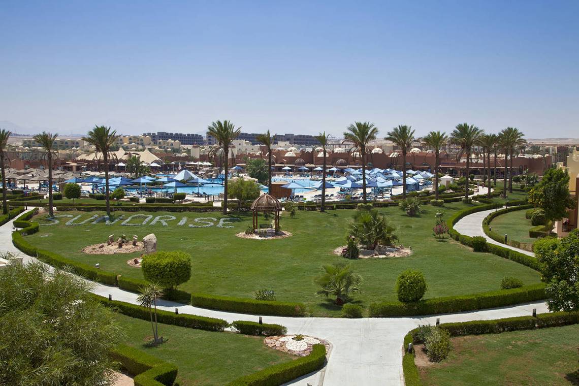 Luftaufnahme des Sunrise Royal Makadi Resorts mit Swimmingpools und Palmen