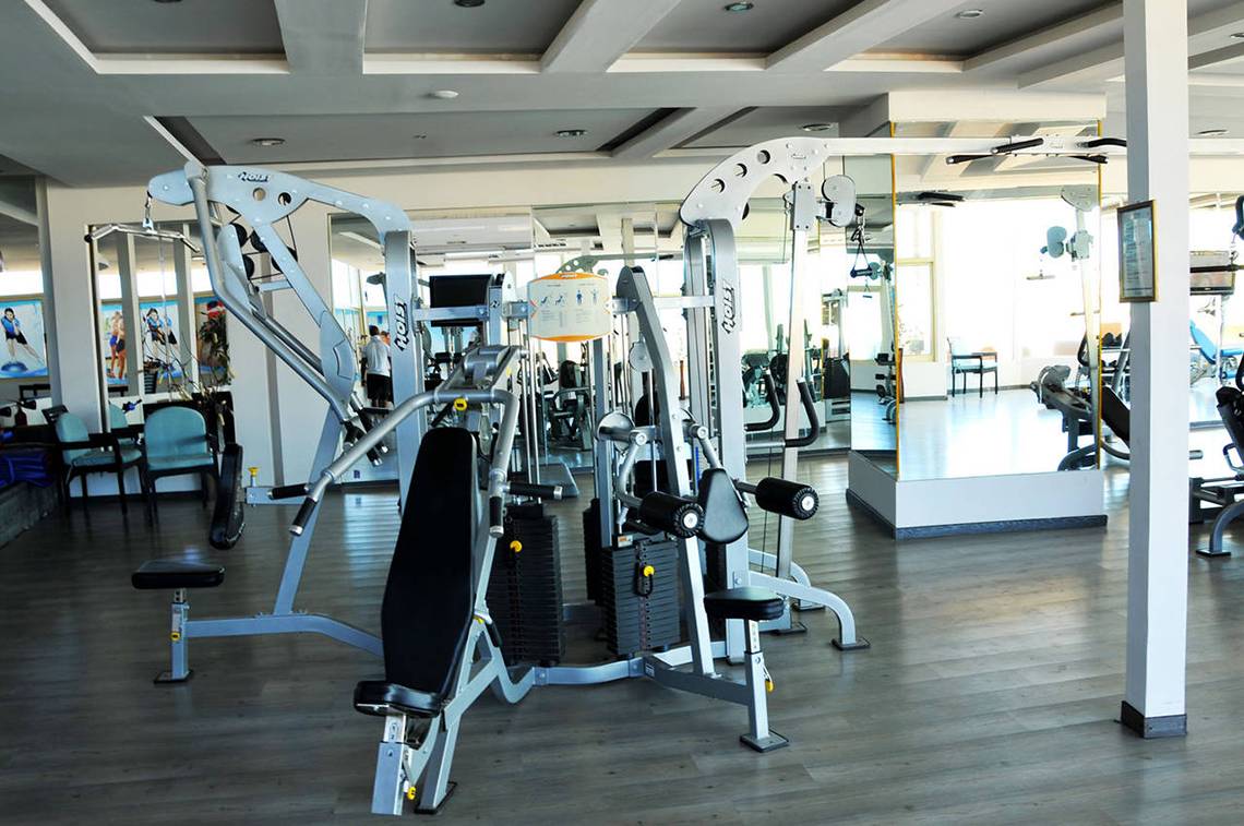 Fitnessstudio im SUNRISE Royal Makadi Resort mit verschiedenen Trainingsgeräten und Sitzgelegenheiten.