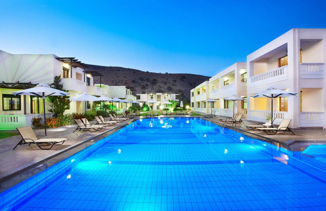 Anna's House Hotel Pool am Abend mit blauen Lichtern und weißen Liegen.