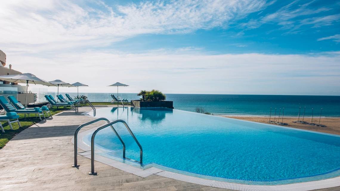 Außenpool des Iberostar Playa Gaviotas Park mit Sonnenliegen und Blick auf das Meer.