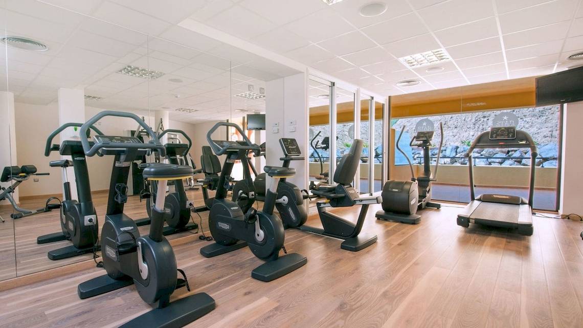 Fitnesscenter im Iberostar Playa Gaviotas Park mit verschiedenen Trainingsgeräten.