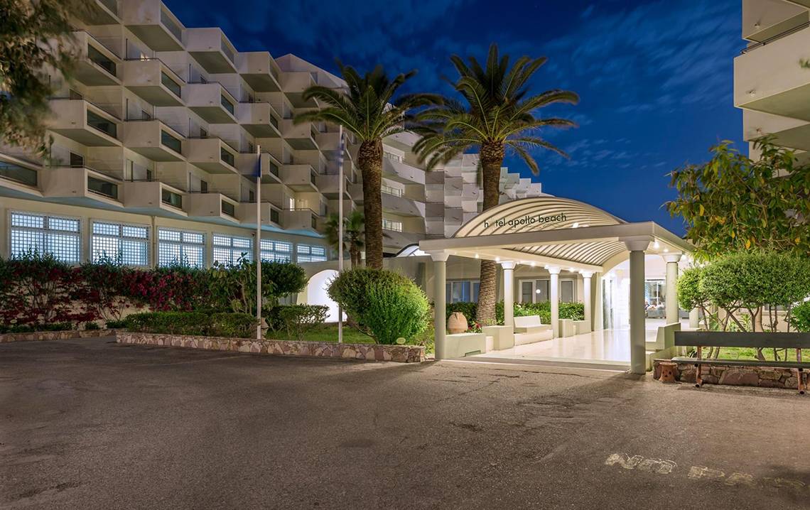 Apollo Beach Hotel Eingang mit Palmen und Beleuchtung bei Nacht