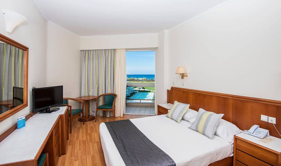 Apollo Beach Hotel Zimmer mit Meerblick, Fernseher und Schreibtisch