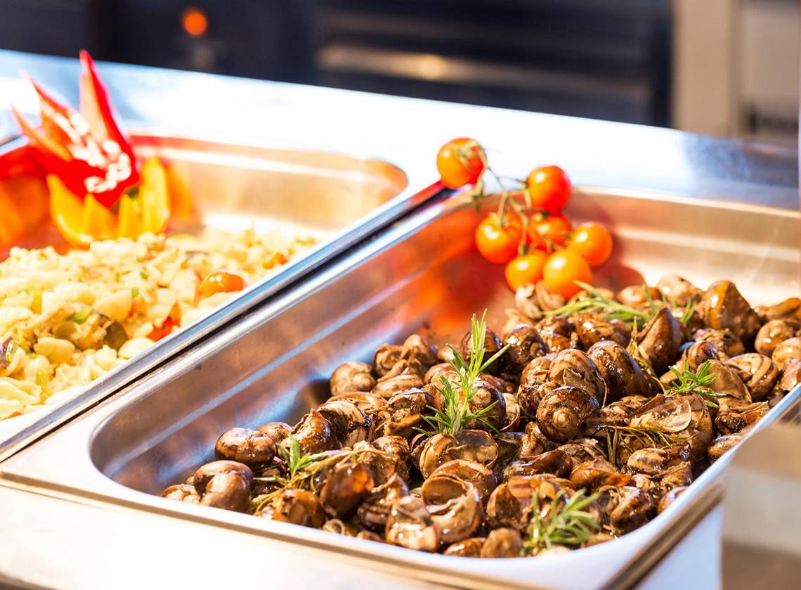 Im Apollo Beach Hotel Buffet mit Schnecken und Tomaten.