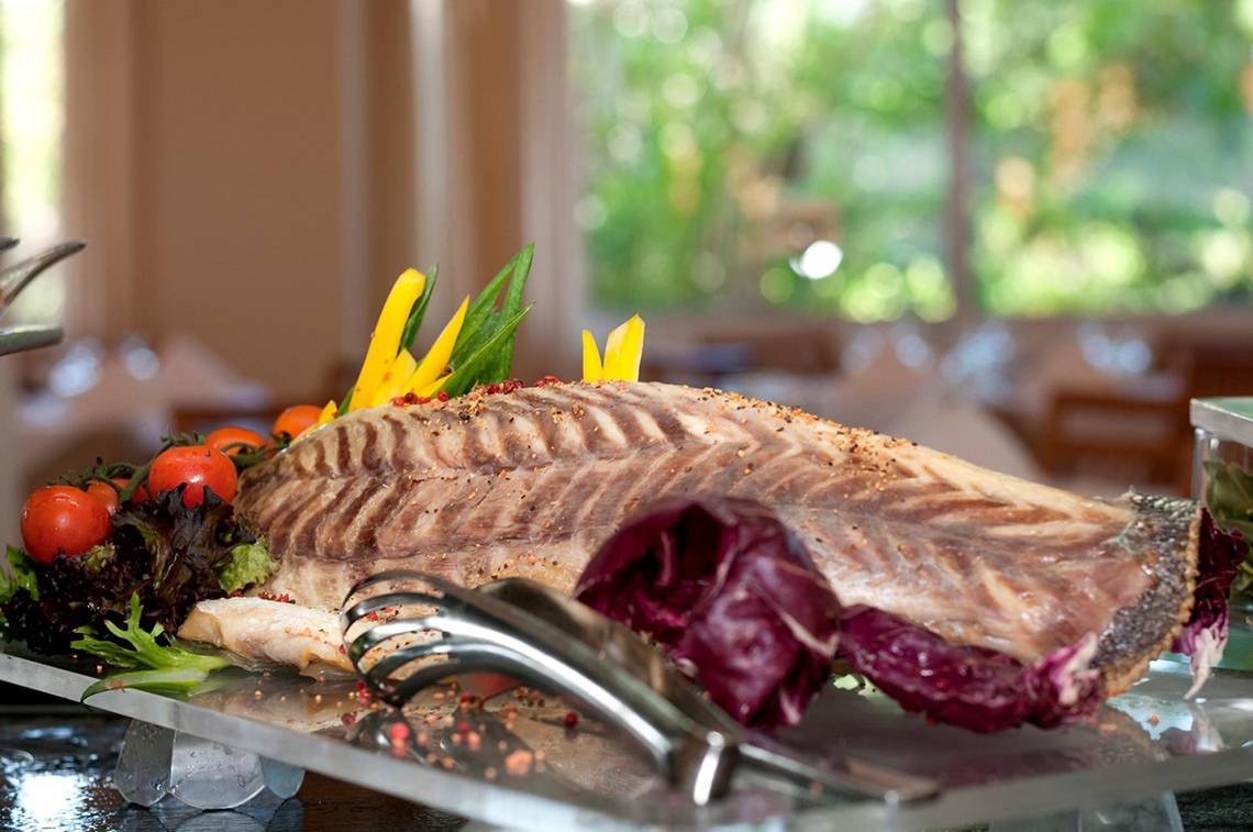 Gegrillter Fisch serviert im Apollo Beach Hotel mit Gemüse und Salat.