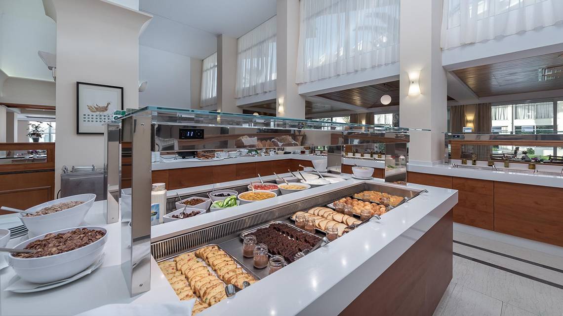 Frühstücksbuffet im Apollo Beach Hotel mit verschiedenen Gerichten.