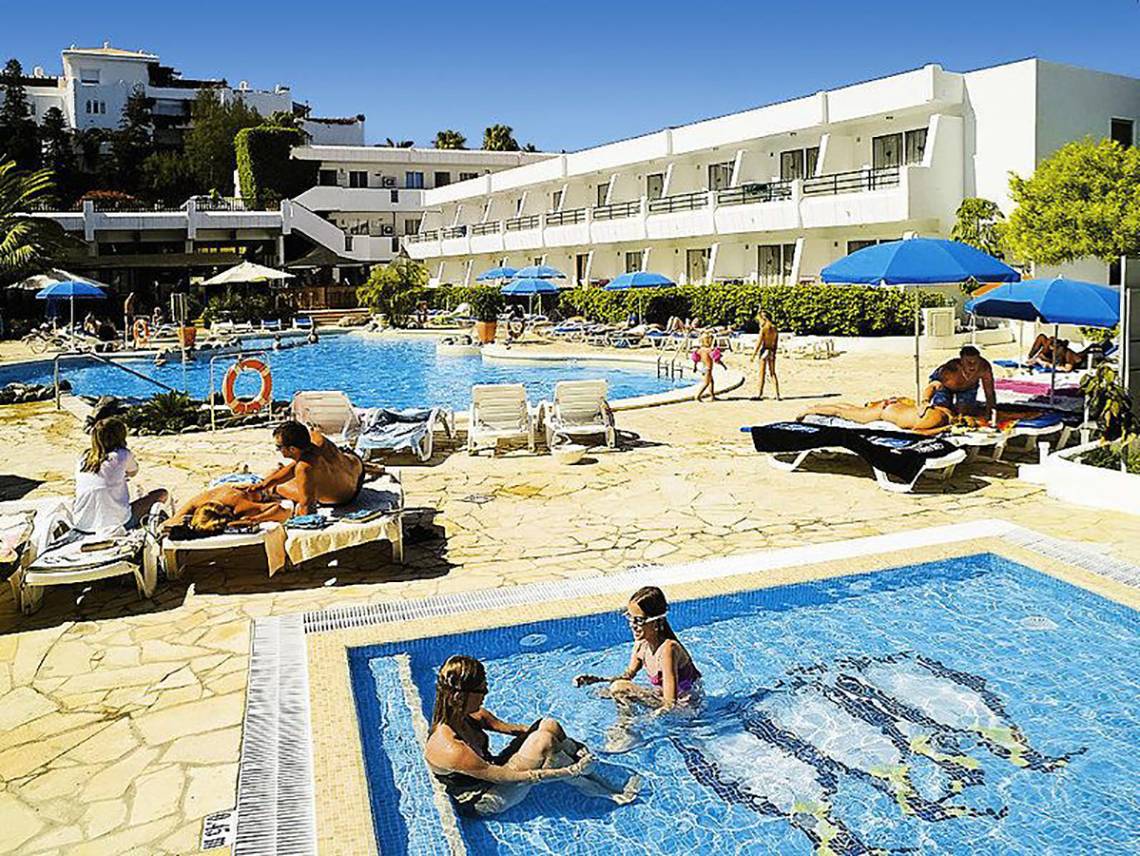 Gäste entspannen sich am Poolbereich des Hovima Panorama Hotels.