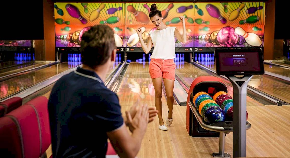 Gast genießt Bowling-Aktivität im Barcelo Maya Grand Resort.