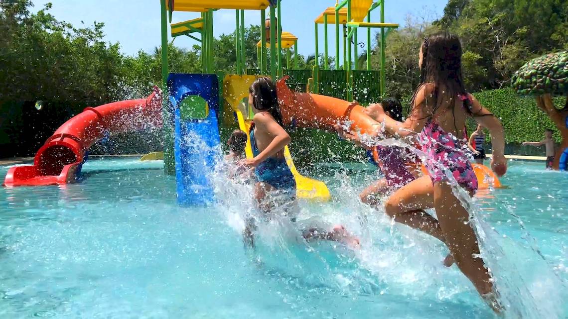 Kinder spielen und rutschen im Wasserpark des Dreams Tulum Resort & Spa.