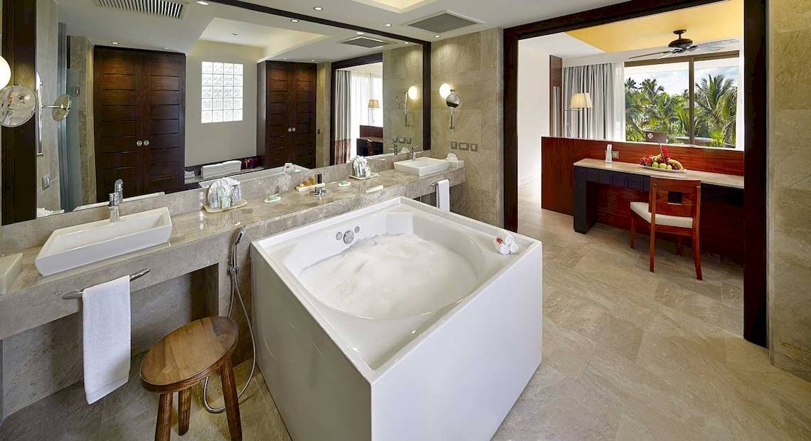 Luxuriöses Badezimmer im Barcelo Maya Grand Resort mit Badewanne, Waschtischen und Ausblick.