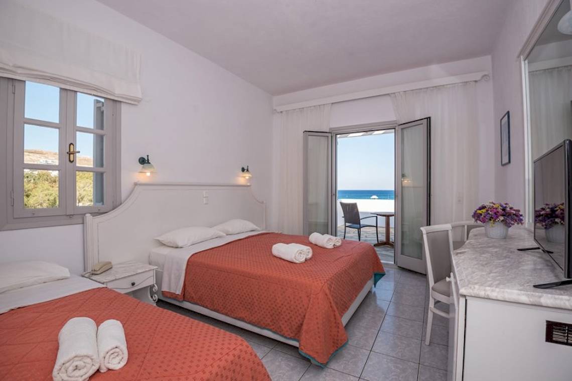 Doppelzimmer mit Meerblick im Sunrise Mykonos Hotel, mit zwei Betten, Balkon und Fernseher.