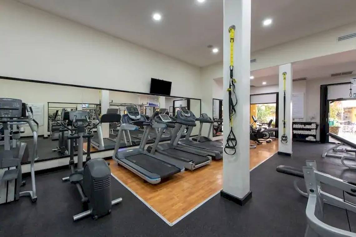 Fitnessstudio im Viva Azteca by Wyndham Hotel mit Laufbändern und Kraftgeräten.