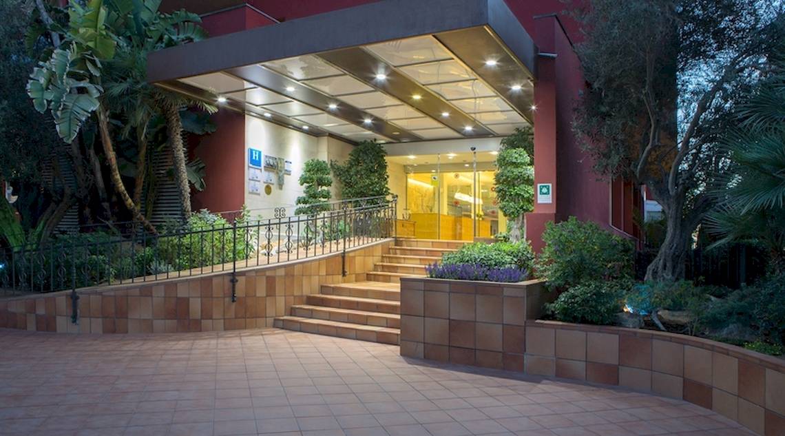 Eingang des Universal Hotel Neptuno mit Treppen und Pflanzen