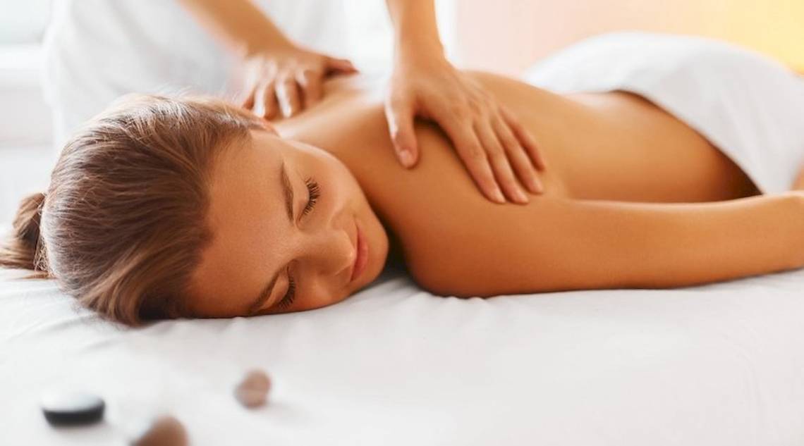 Frau genießt eine Massage im Universal Hotel Neptuno