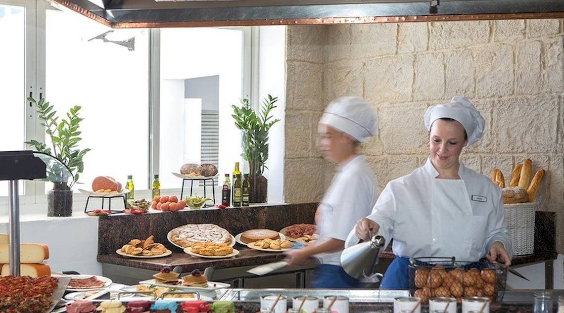 Frühstücksbuffet im Universal Hotel Neptuno mit verschiedenen Speisen und Getränken.