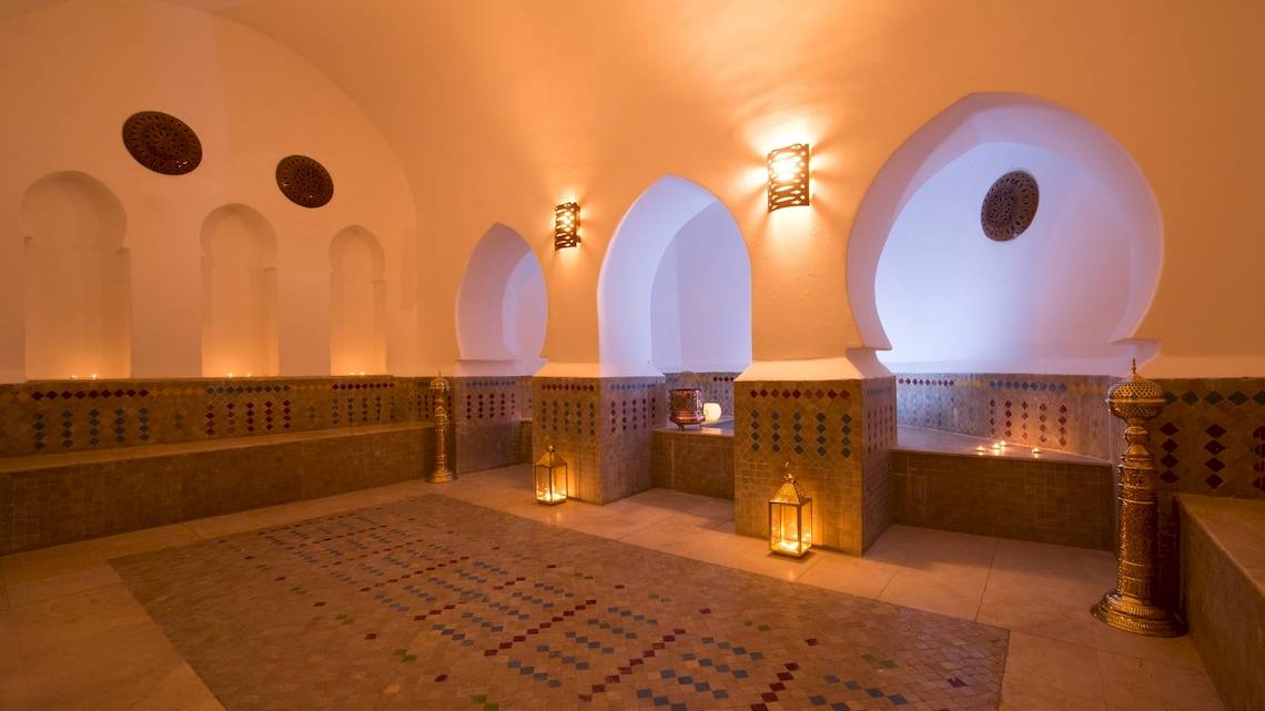 Innenansicht des Spa-Bereichs im Iberostar Founty Beach Hotel mit geometrischen Mustern und Beleuchtung.