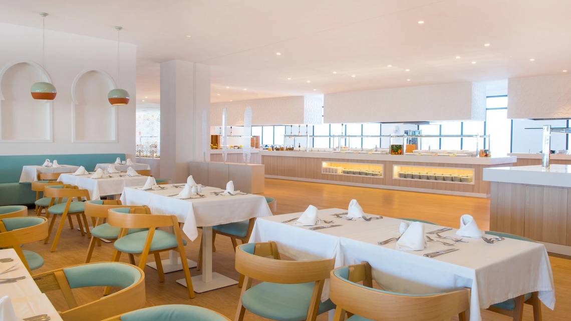 Innenbereich des Iberostar Founty Beach Hotels mit gedeckten Tischen und modernen Möbeln.