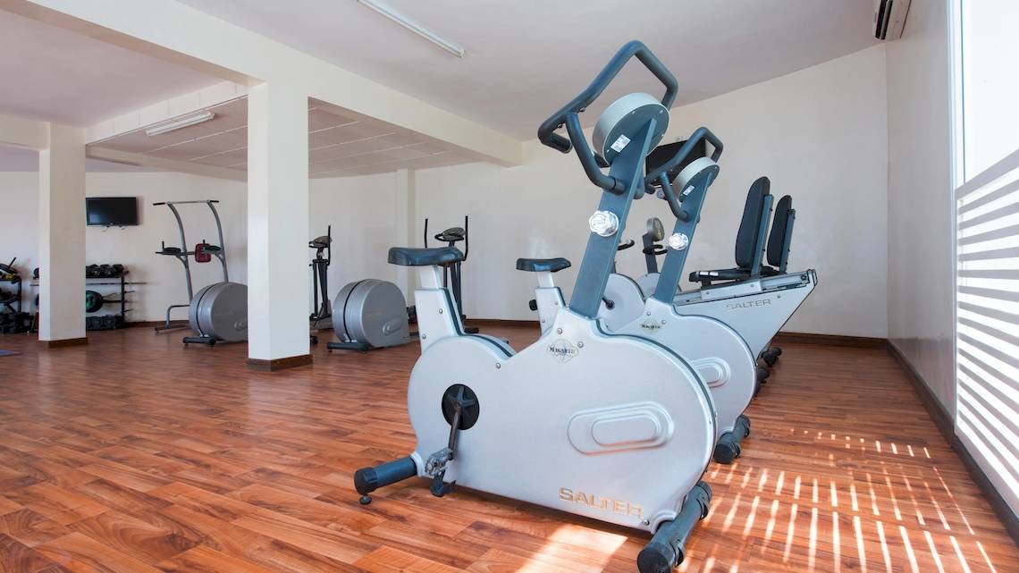 Fitnessbereich im Hotel Iberostar Founty Beach mit mehreren Trainingsgeräten.