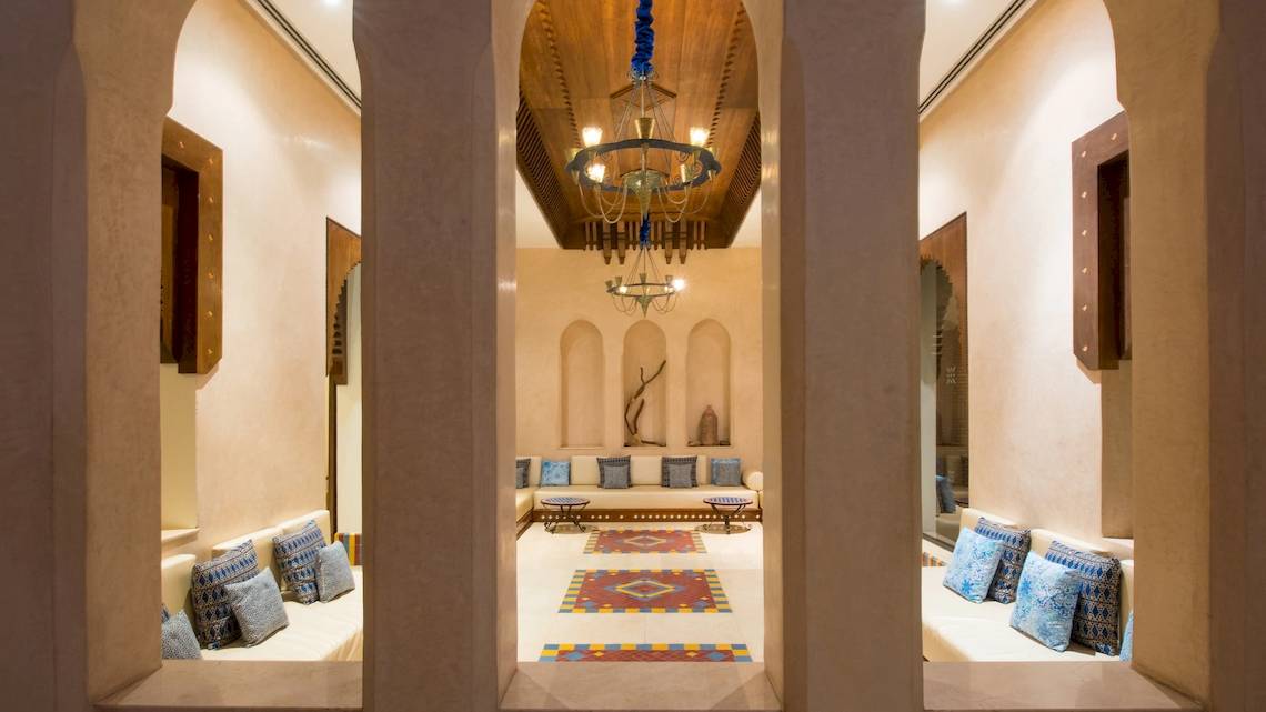 Innenbereich des Iberostar Founty Beach Hotels mit Sofas, Tisch, Kronleuchter und Teppich.