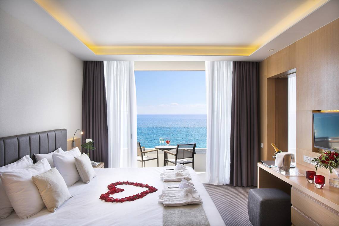 Royal Apollonia Beach Hotel Zimmer mit Meerblick, Herz aus Rosenblättern auf dem Bett