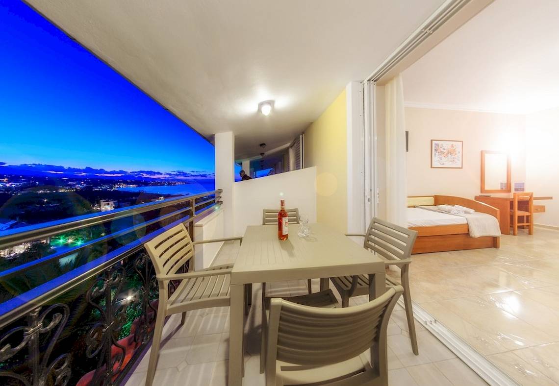 Balkon des Zante Palace Hotels mit Blick auf die Stadt und das Meer