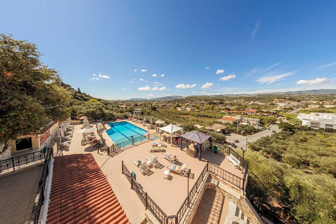 Luftaufnahme des Zante Palace Hotels mit Blick auf den Pool, Liegen und Sonnenschirme