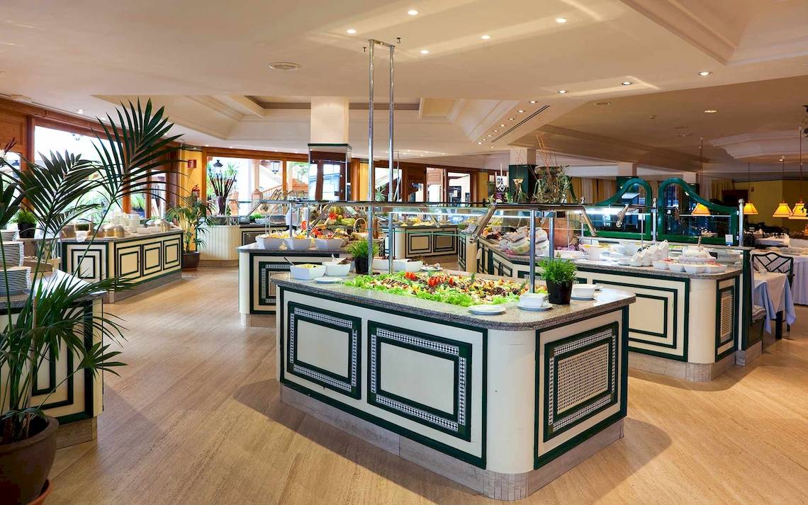 Buffetbereich im Seaside Los Jameos Hotel mit verschiedenen Speisen und Dekoration.