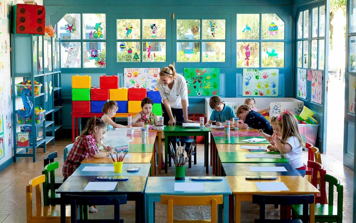 Kinder in einem Klassenzimmer am Seaside Los Jameos, die Kunstunterricht haben.