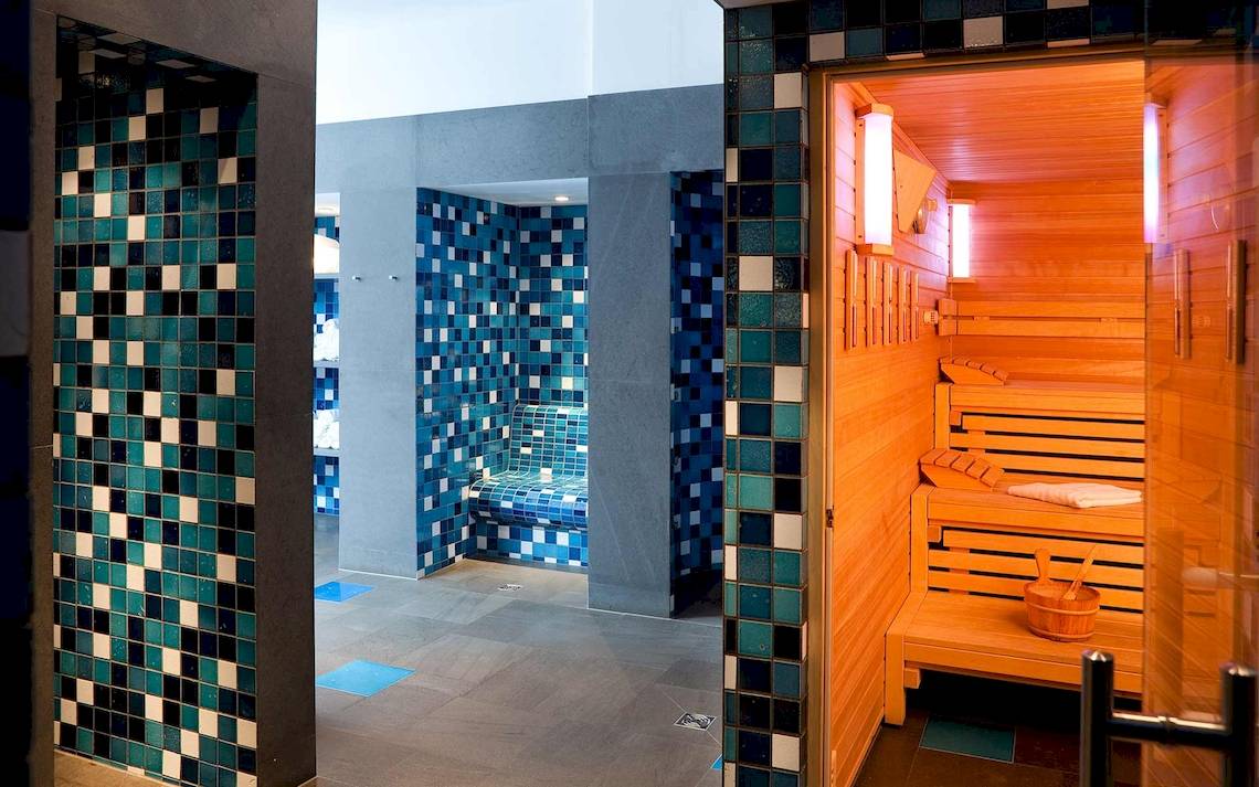 Saunaraum im Seaside Los Jameos Hotel mit blauen Fliesen und Holzbank.