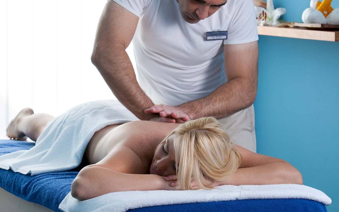 Massage im Seaside Los Jameos Hotel: Mann gibt Frau Rückenmassage.