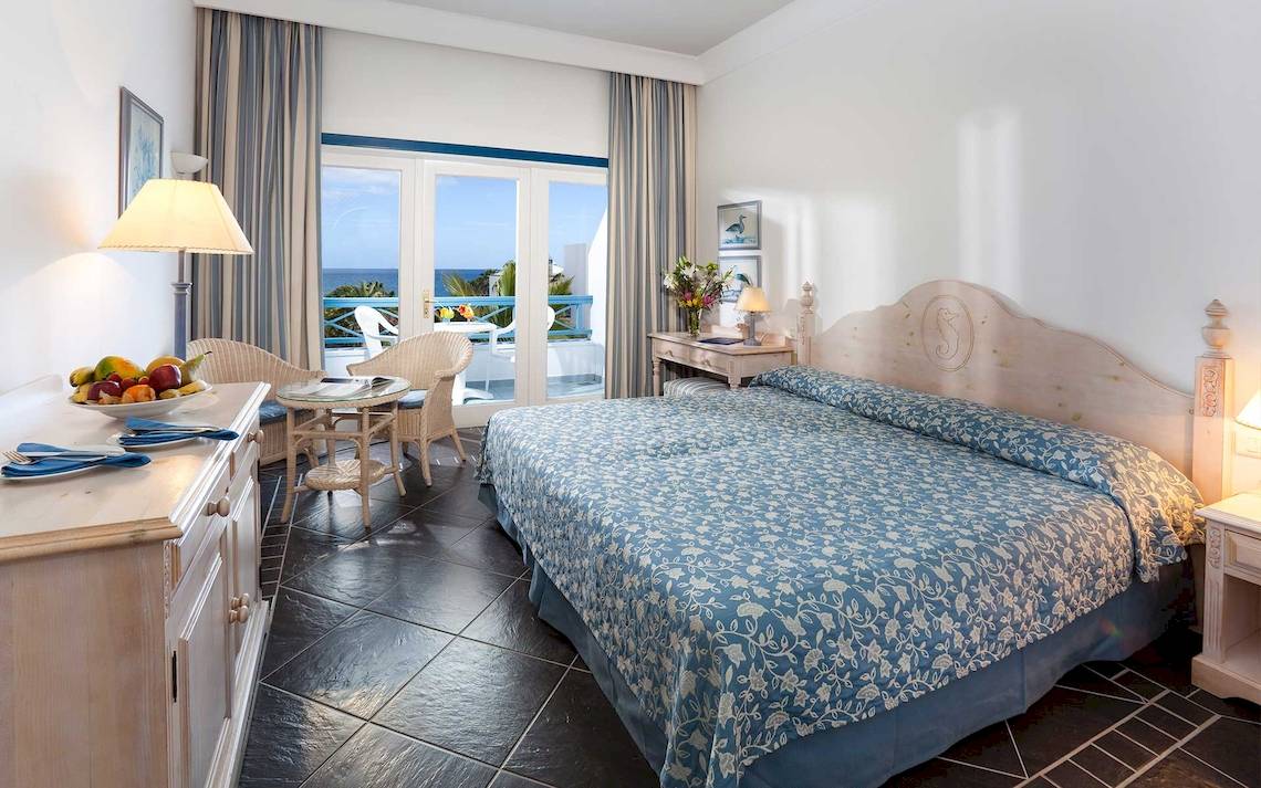 Hotelzimmer im Seaside Los Jameos mit Blick auf das Meer und eine Terrasse.
