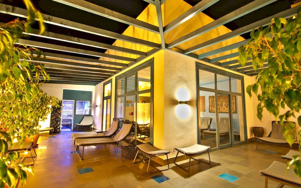Entspannungsbereich im Seaside Los Jameos Hotel mit Loungestühlen und Pflanzen.