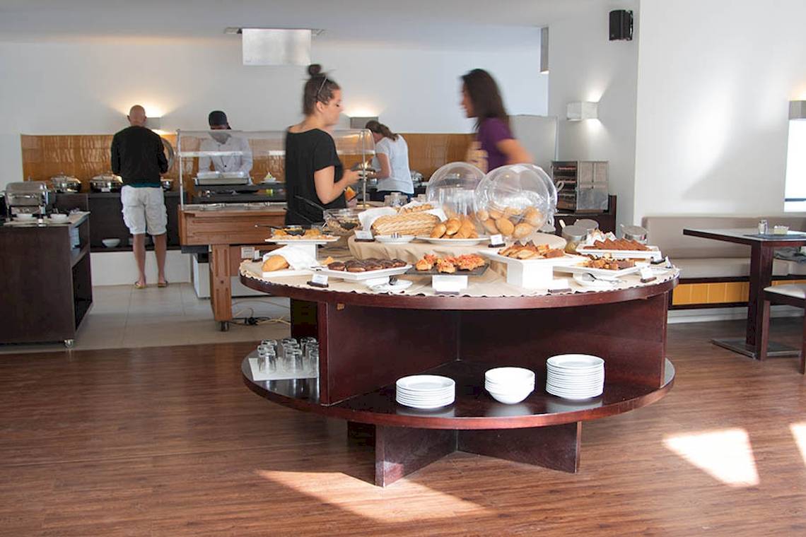 Frühstücksbuffet im Dunas De Sal Hotel mit verschiedenen Gebäcksorten und Speisen.