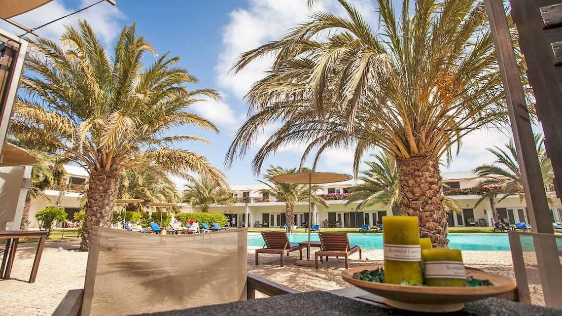 Außenbereich des Dunas De Sal Hotels mit Blick auf den Pool und Palmen