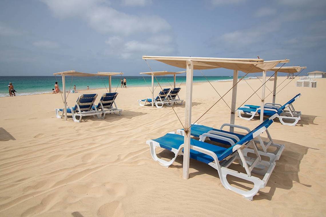Sonnenliegen auf dem Strand des Dunas De Sal Hotels