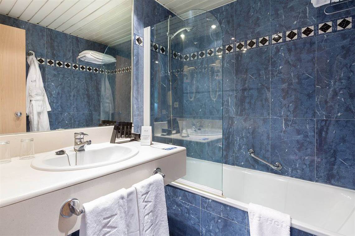 Badezimmer im Paradisus by Melia Gran Canaria Hotel mit blauen Fliesen und Badewanne