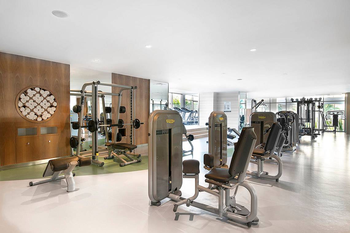 Fitnessstudio im Titanic Deluxe Lara Hotel mit verschiedenen Trainingsgeräten.