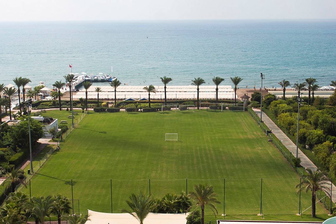 Aussicht auf einen Fußballplatz am Strand vom Titanic Deluxe Lara Hotel.