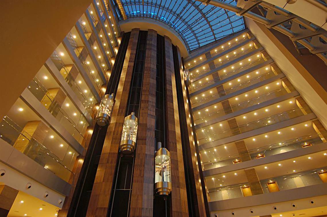 Innenansicht eines Hotels mit Aufzügen und Beleuchtung, Titanic Deluxe Lara